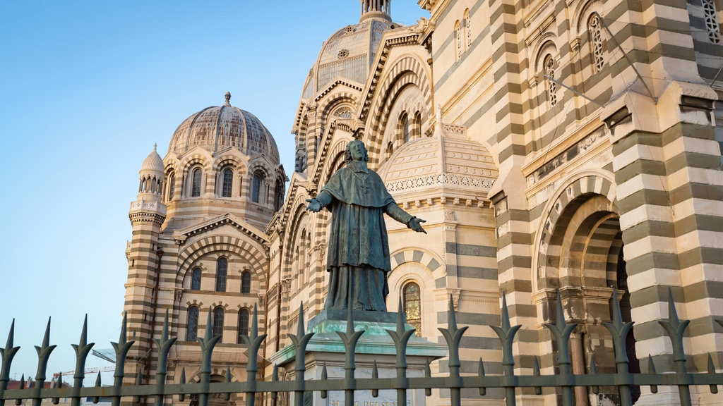 Catedral de Marselha caracterizando elementos religiosos, uma igreja ou catedral e uma estátua ou escultura