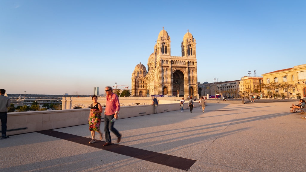 Kathedrale von Marseille mit einem historische Architektur, Sonnenuntergang und Kirche oder Kathedrale