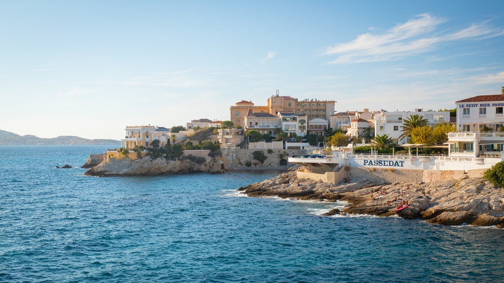 La Corniche montrant paysages côtiers, côte escarpée et une ville côtière