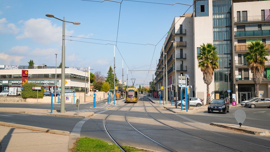 Près d\'Arènes toont spoorwegen