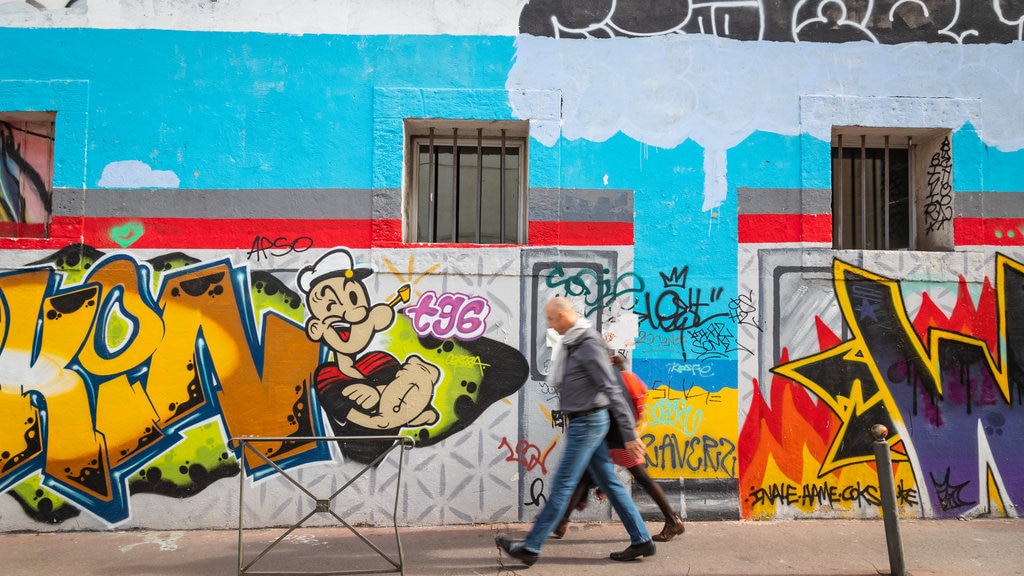 Beaux Arts-Boutonnet que inclui arte ao ar livre e cenas de rua assim como um casal