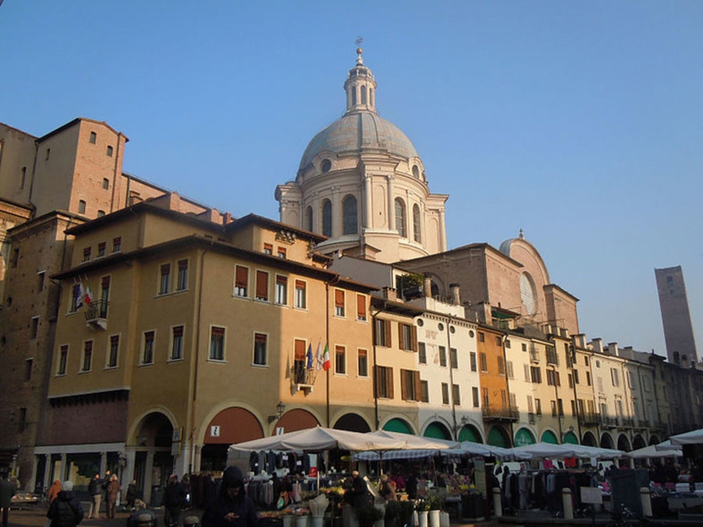 Piazza delle Erbe - courtesy of © wikipedia Di Massimo Telò - Opera propria, CC BY-SA 3.0, https://commons.wikimedia.org/w/index.php?curid=19615462