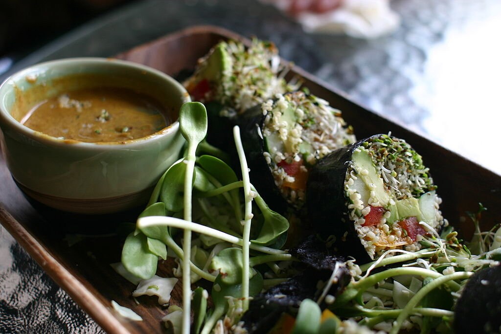 Pranzo vegano - By Tiff (originally posted to Flickr as raw vegan lunch)  , via Wikimedia Commons