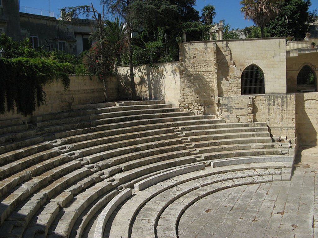 Il Teatro romano nella città salentina. By Filippo Caranti aka Terrasque (Own work)  , via Wikimedia Commons.