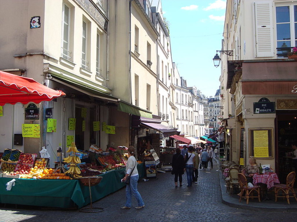 L'angolo tra rue Mouffetard  e rue de l'Arbalète. By LPLT (Own work)  , via Wikimedia Commons