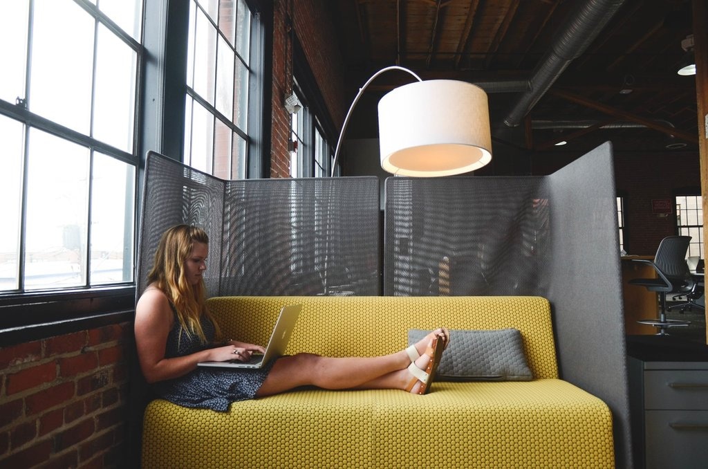 Ragazza al lavoro in un coworking