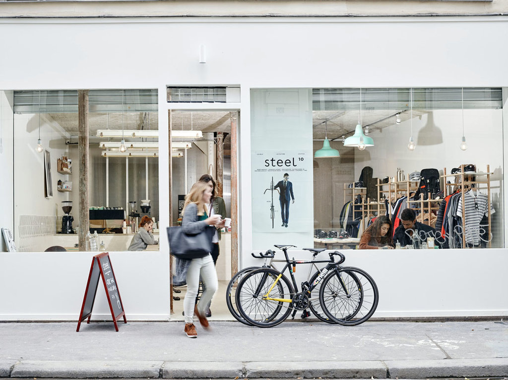 D'obbligo un passaggio da Steel Cyclewear & Coffeeshop, per appassionati o meno di bicicletta. Courtesy of Steel Cyclewear & Coffeeshop