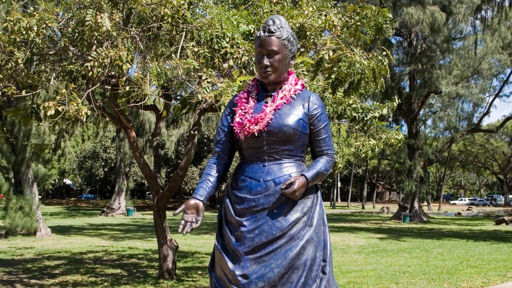 Parque Kapiolani mostrando un jardín, una estatua o escultura y un monumento