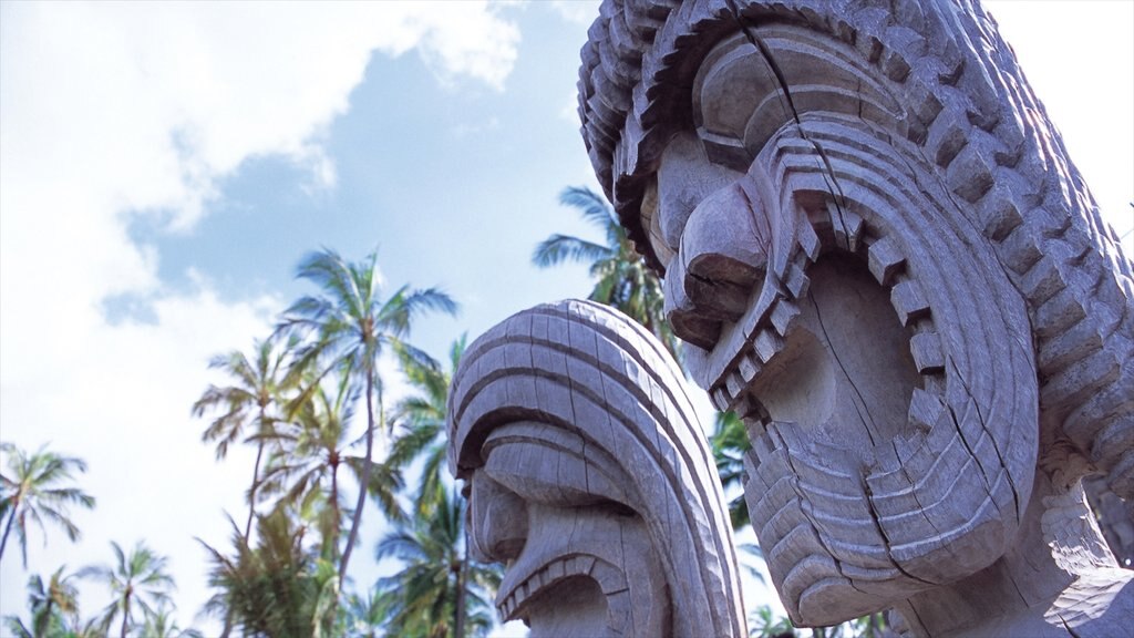 Pu\'uhonua o Honaunau National Historical Park mostrando elementos patrimoniales, cultura indígena y una estatua o escultura