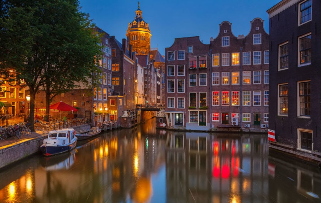 Amsterdam, riflessi notturni. Photo credit: Shutterstock