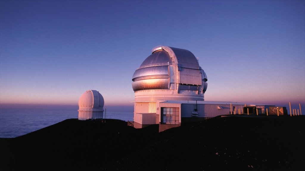 Hawai que incluye arquitectura moderna, vistas generales de la costa y un observatorio