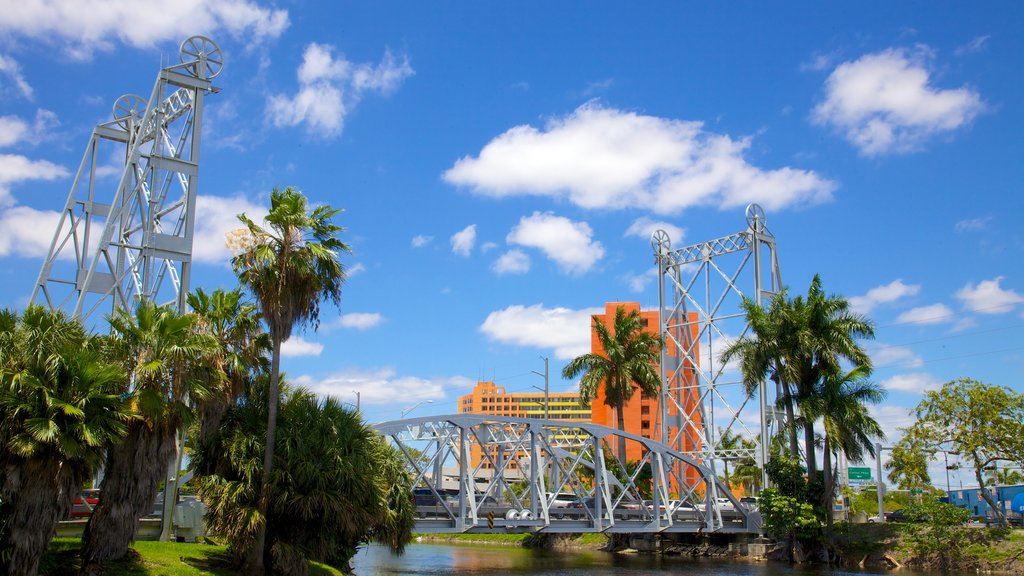 Miami Springs mostrando uma ponte, paisagem e uma cidade