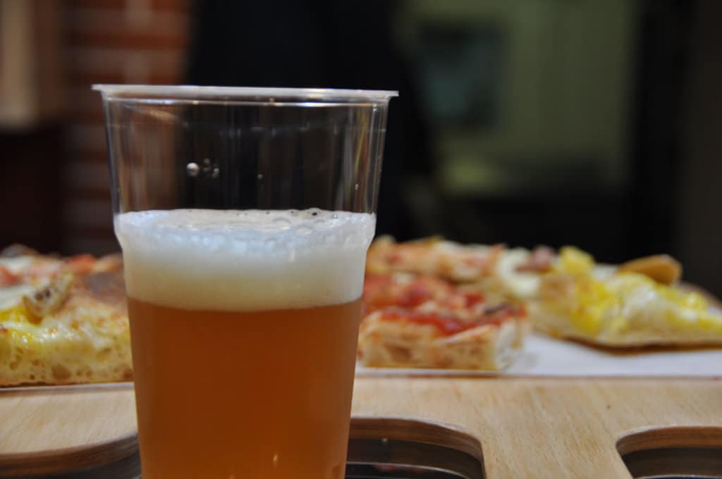 Un bicchiere di birra abbinato alla pinsa. Courtesy Convivium Pinsa Gourmet