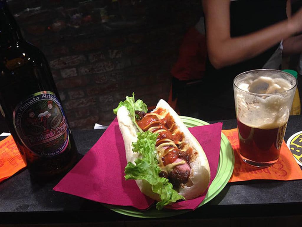 Hot dog e birra al Beershow. Courtesy of Beershow