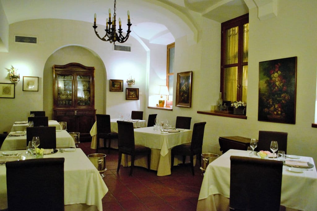 Una sala del ristorante Dal Corsaro. Courtesy of ristorante Dal Corsaro