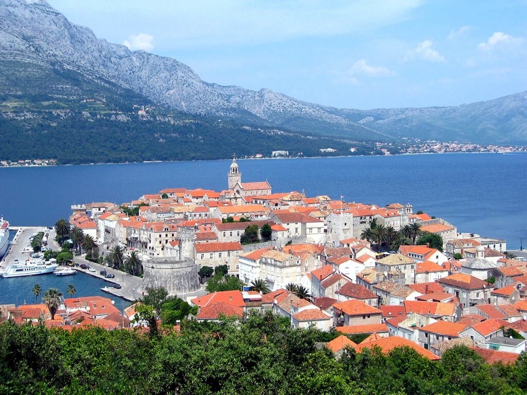 Curzola. Licensed under CC BY-SA 3.0 tramite Wikimedia Commons - https://commons.wikimedia.org/wiki/File:Korcula_City.jpg#/media/File:Korcula_City.jpg 