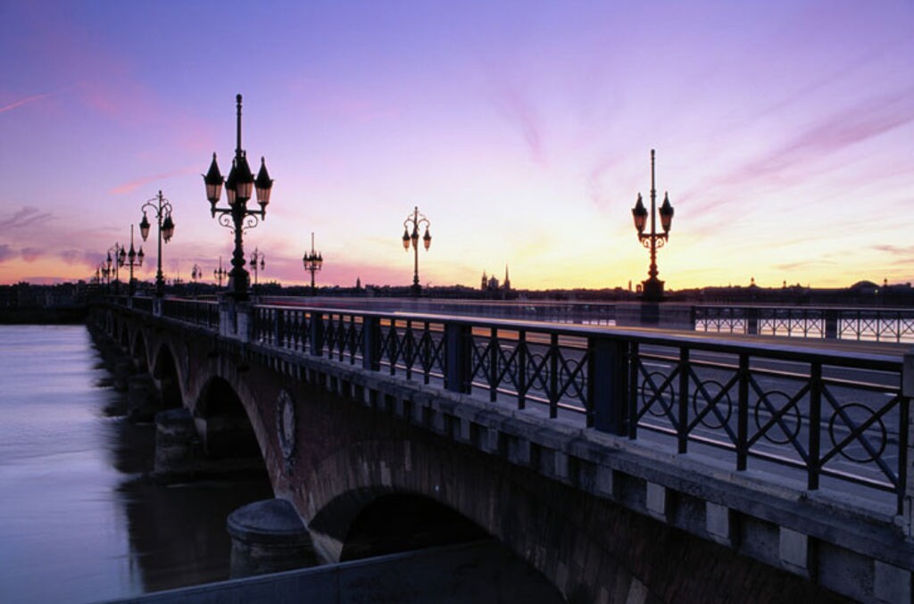 Bordeaux, Francia, Ponte di pietra. Photo credit: Getty