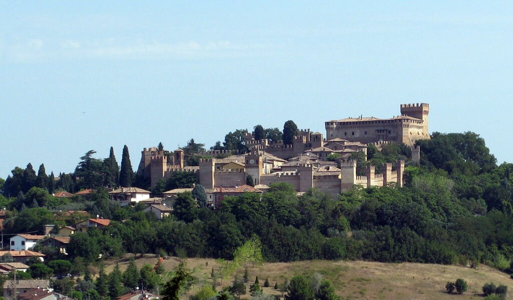 La veduta di Gradara. By Toni Pecoraro (Own work)  , via Wikimedia Commons