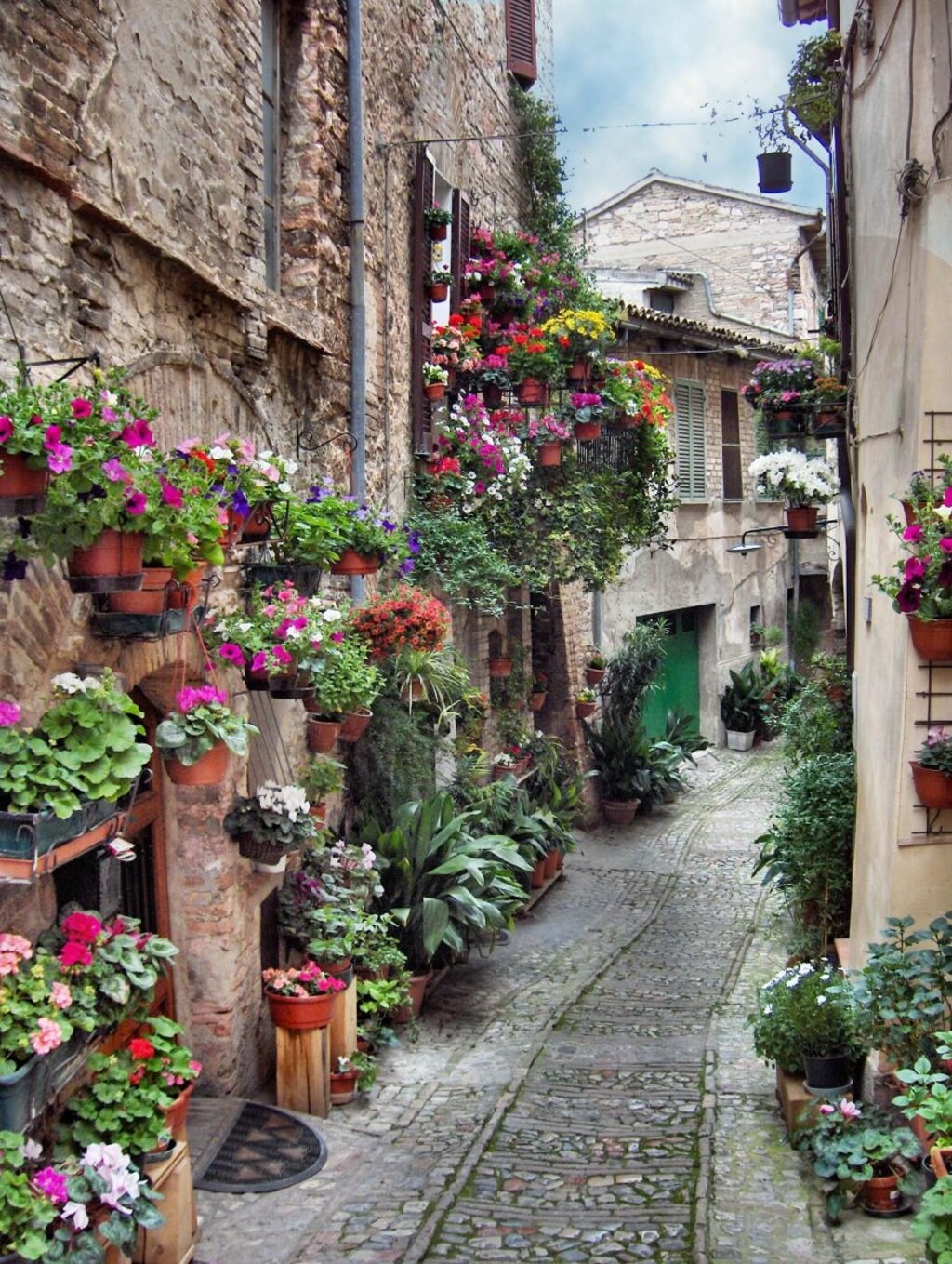 Una via del centro storico di Spello. By Georges Jansoone (JoJan) (Own work (Own photo)) CC BY 3.0 , via Wikimedia Commons