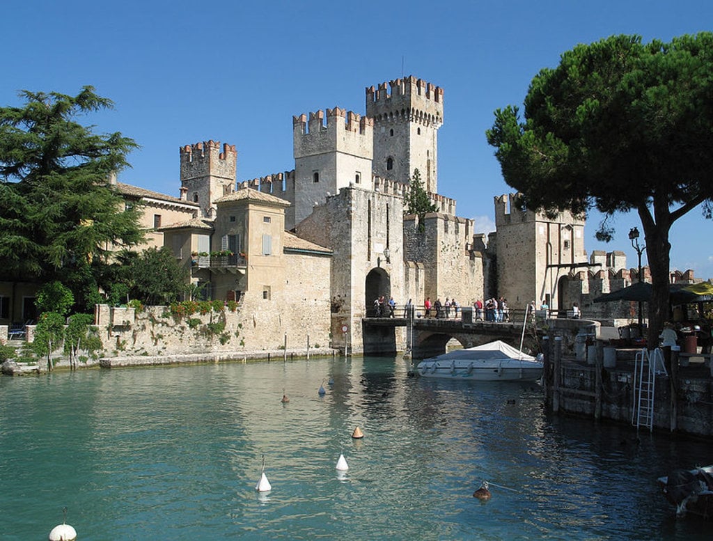 Le mura del Castello Scaligero Picture by Manfred Heyde - Own work. Licensed under CC BY-SA 3.0 via Wikimedia Commons - https://commons.wikimedia.org/wiki/File:SirmioneCastle.jpg#/media/File:SirmioneCastle.jpg