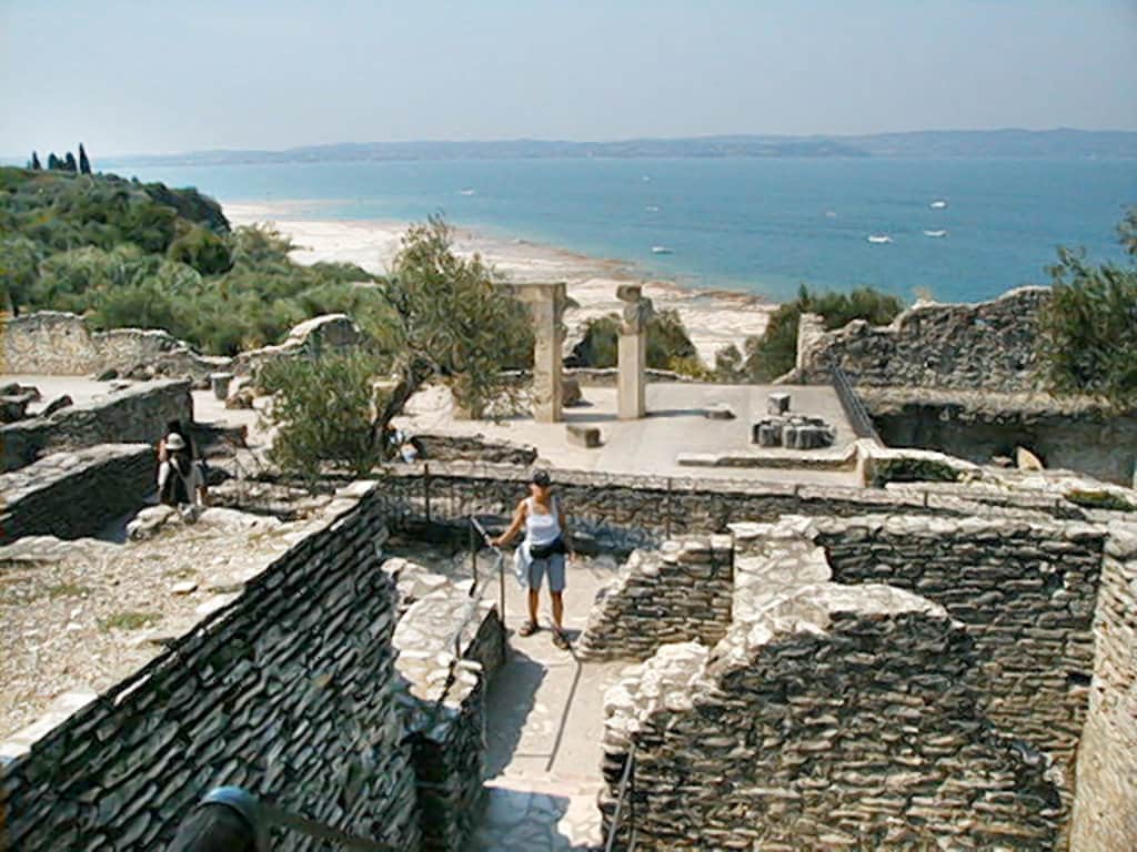 Le Grotte di Catullo - Picture by Benutzer:Kabelsalat - Own work. Licensed under CC BY-SA 3.0 via Wikimedia Commons - https://commons.wikimedia.org/wiki/File:Sirmione_grotte_di_catullo_2.jpg#/media/File:Sirmione_grotte_di_catullo_2.jpg