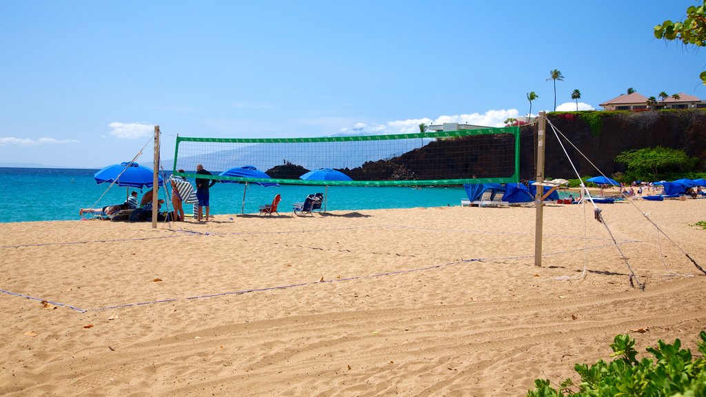 Kaanapali Beach which includes tropical scenes, a sandy beach and a luxury hotel or resort