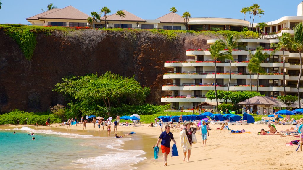 Kaanapali Beach mostrando una playa de arena, una ciudad costera y un hotel o resort de lujo