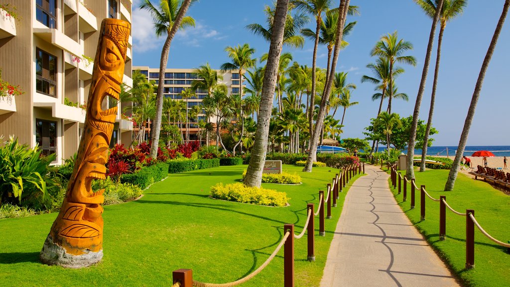 Kaanapali Beach montrant une ville côtière, paysages tropicaux et une plage de sable