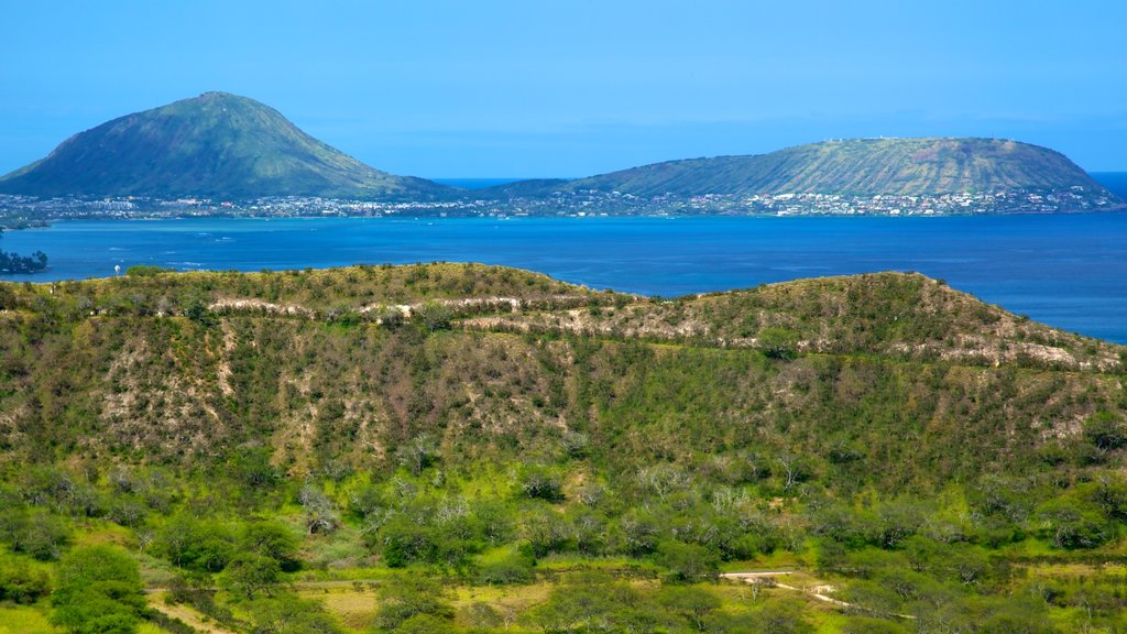 Diamond Head som viser en bugt eller havn, udsigt over kystområde og bjerge