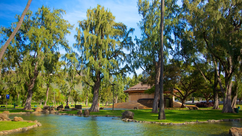 Kapiolani Park showing a garden, a pond and landscape views