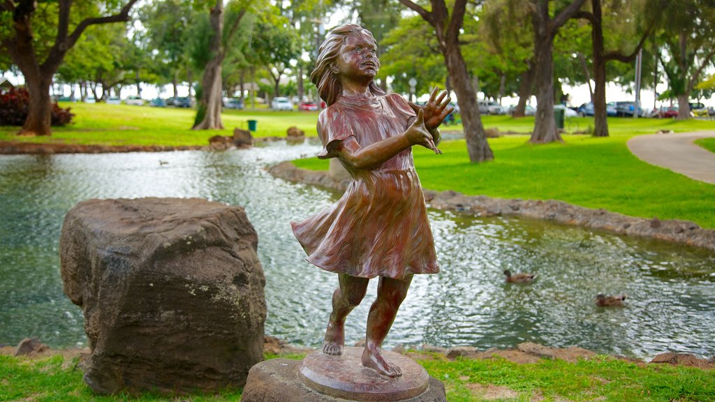 Kapiolani Park featuring outdoor art, a pond and art