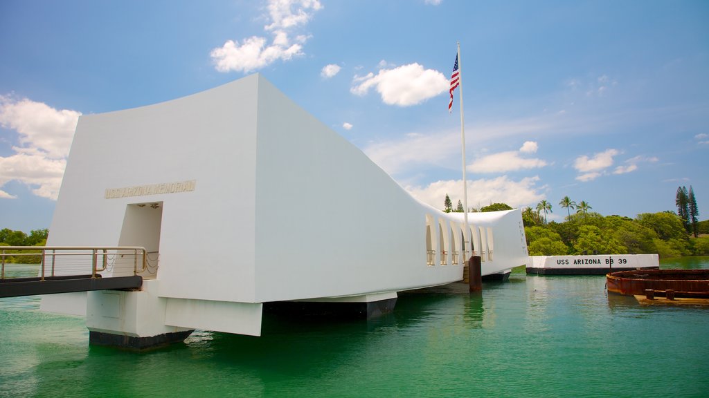 USS Arizona Memorial que incluye artículos militares y un monumento