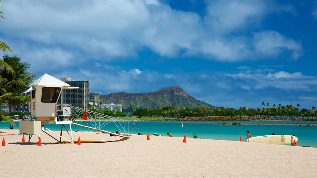 Ala Moana Beach Park que inclui uma praia de areia, natação e uma cidade litorânea