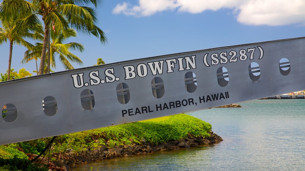 USS Bowfin Submarine Museum and Park que inclui cenas tropicais, paisagens litorâneas e sinalização