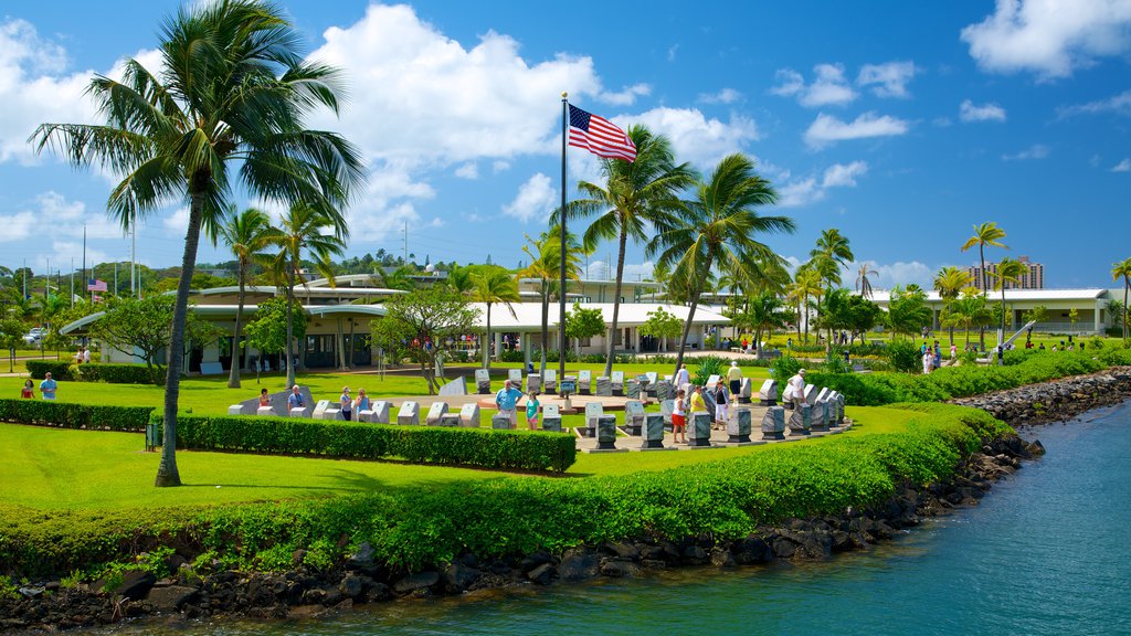 USS Bowfin Submarine Museum and Park que inclui cenas tropicais e um jardim