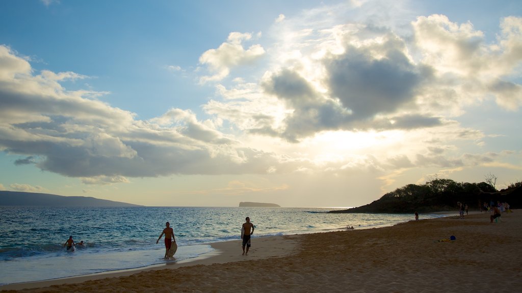 Makena Beach State Park menunjukkan pantai berpasir