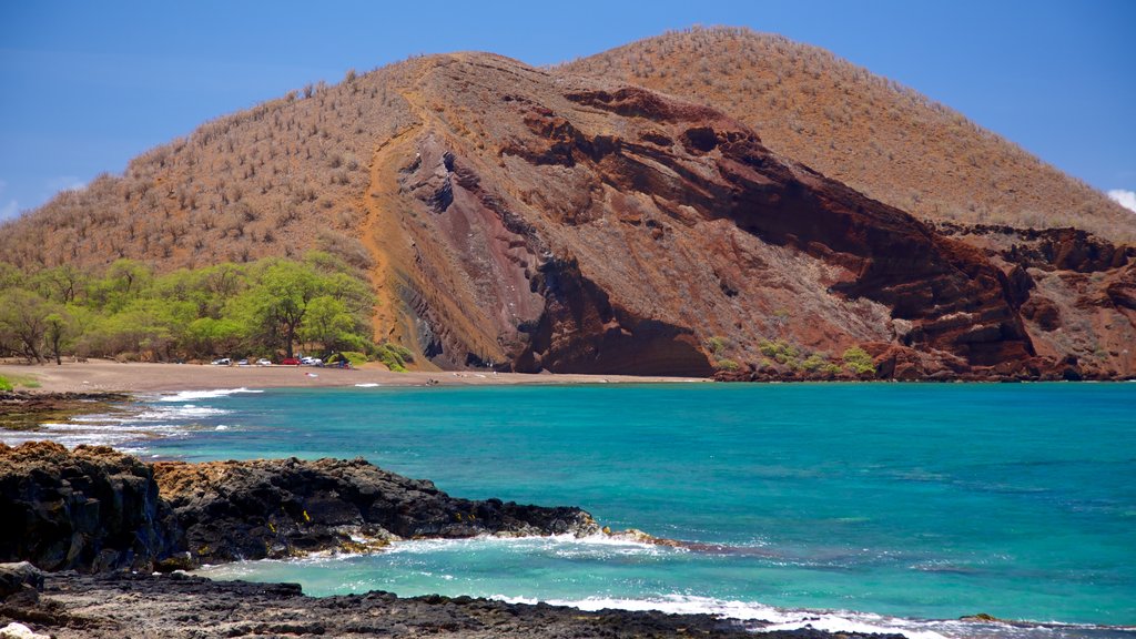 Pantai Maluaka menunjukkan garis pantai tak rata, gunung dan pemandangan lanskap