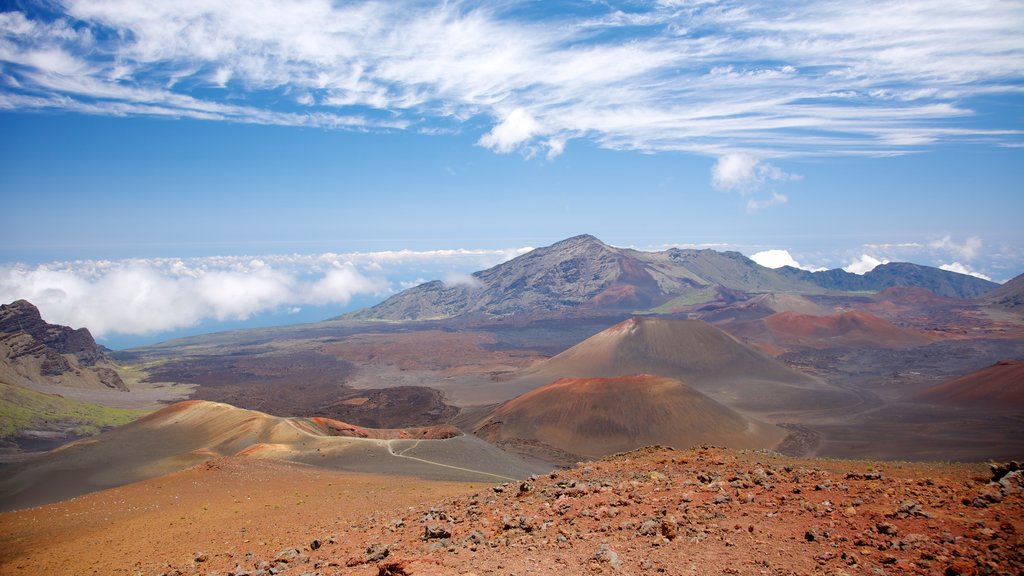 Haleakala Crater som viser bjerge, fredfyldte omgivelser og udsigt over landskaber