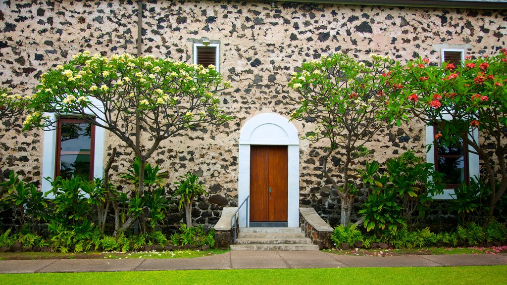 Kailua-Kona ofreciendo patrimonio de arquitectura, una casa y flores