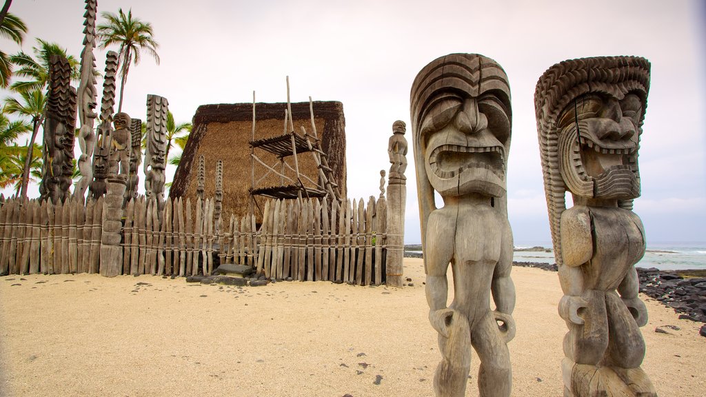 Pu\'uhonua o Honaunau National Historical Park caracterizando uma praia e uma estátua ou escultura