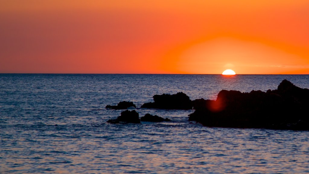 Hapuna Beach State Park que inclui um pôr do sol e paisagens litorâneas