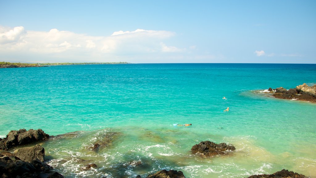 Hapuna Beach State Park som omfatter udsigt over kystområde, udsigt over landskaber og klippekystlinje