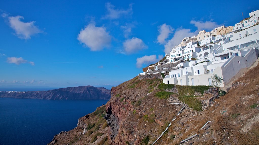 Fira caracterizando paisagens da ilha, uma cidade litorânea e montanhas