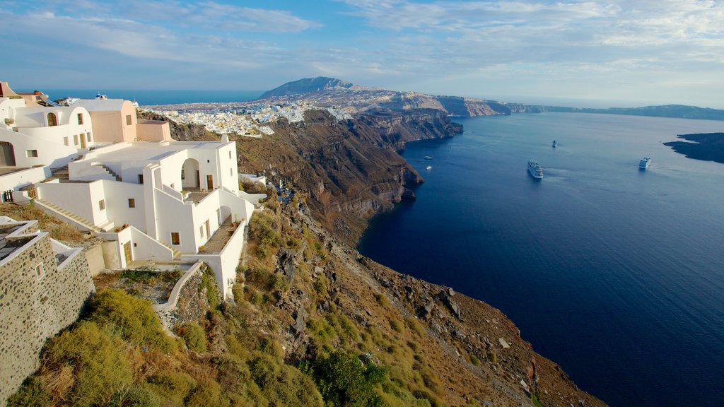 Fira que incluye vista general a la costa, una ciudad costera y una casa