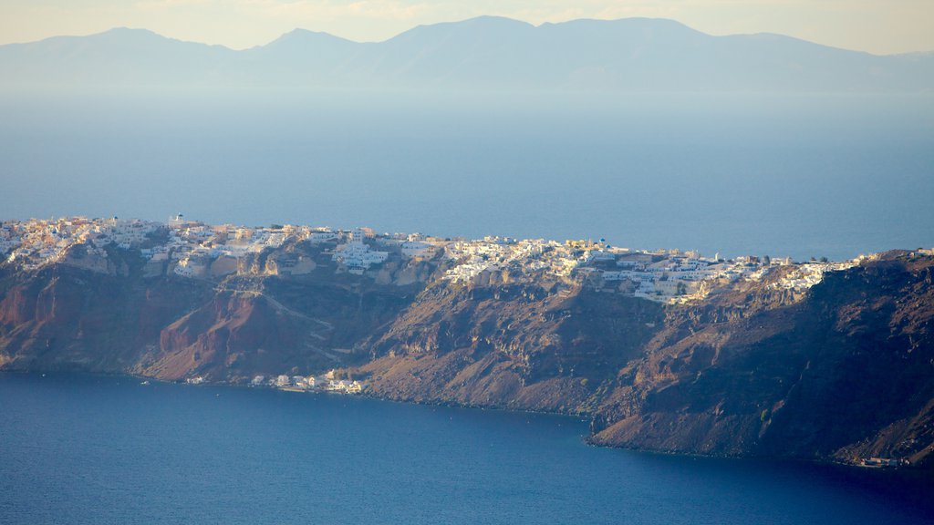 Fira mostrando paisagem, montanhas e paisagens litorâneas