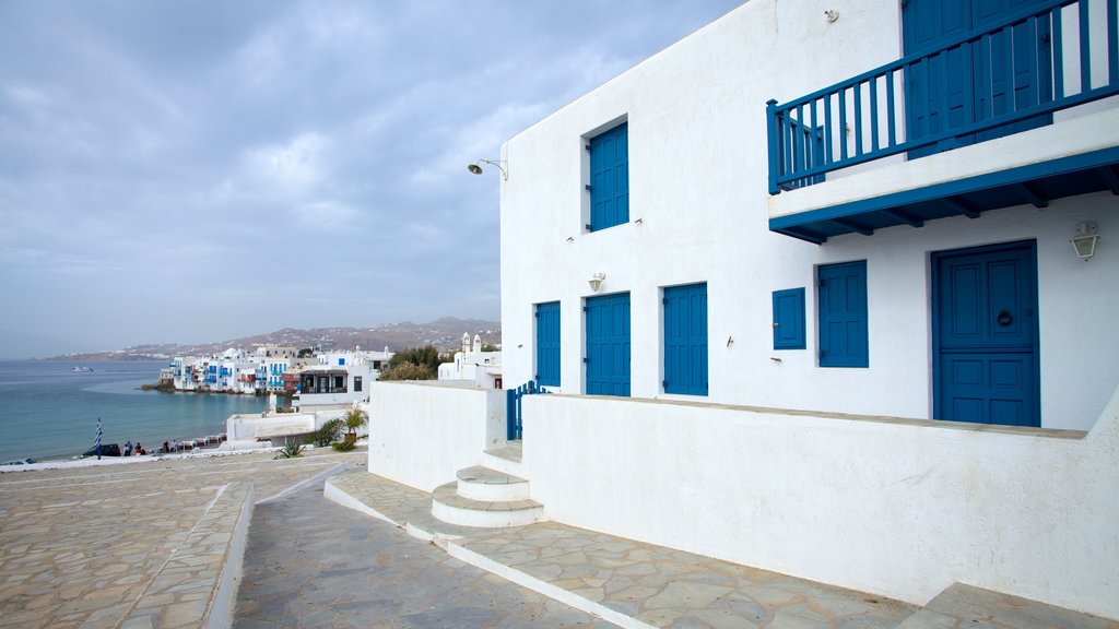 Mykonos Town caracterizando uma cidade litorânea, uma casa e paisagens litorâneas