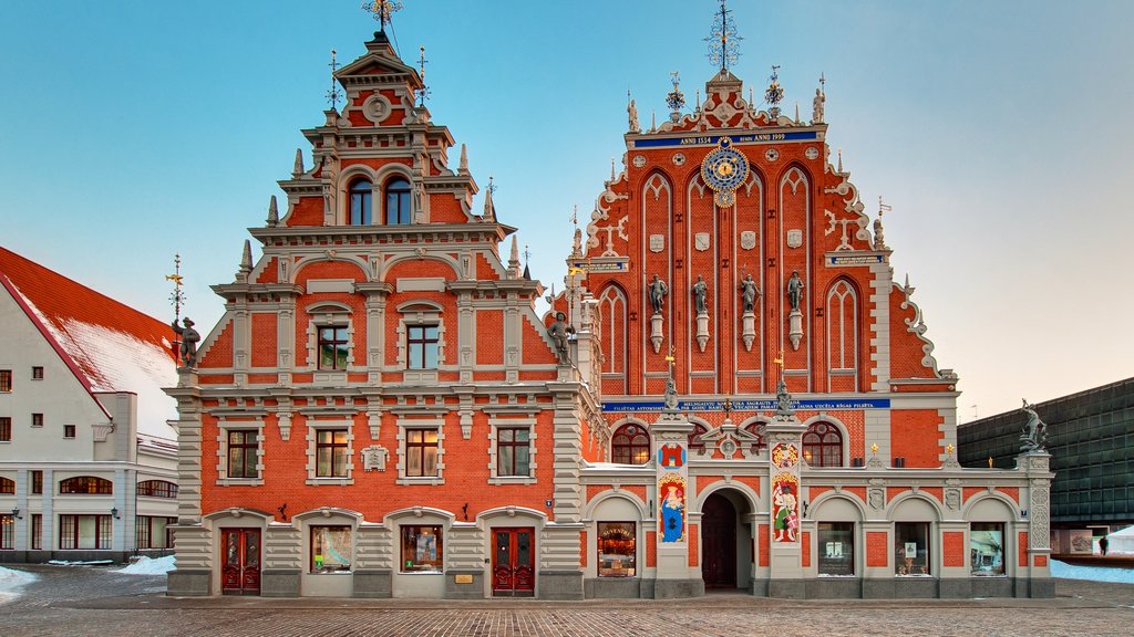 Riga mostrando cenas de rua, uma igreja ou catedral e arquitetura de patrimônio