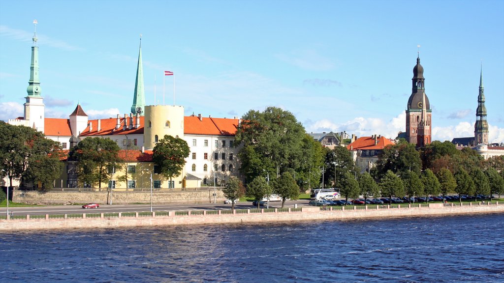 Riga que incluye patrimonio de arquitectura y vistas generales de la costa