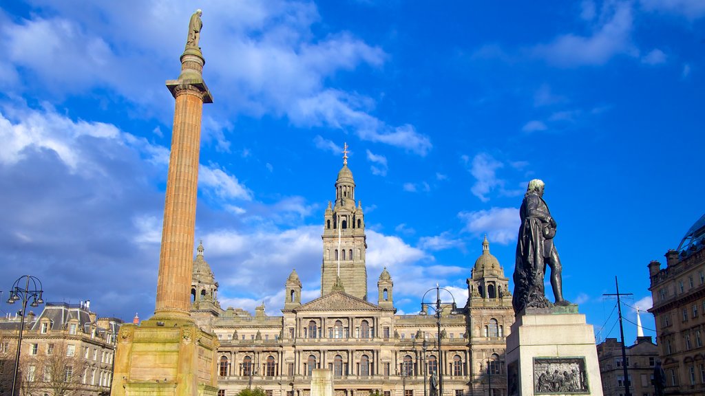 George Square og byder på en plads eller et torv, en statue eller en skulptur og historiske bygningsværker