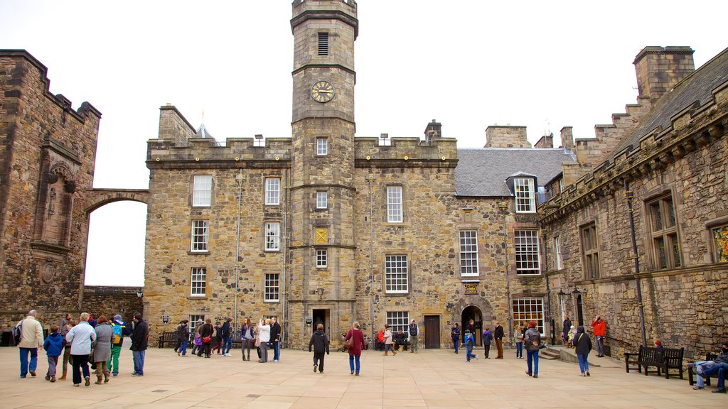 Castillo de Edimburgo ofreciendo patrimonio de arquitectura, castillo o palacio y una ciudad